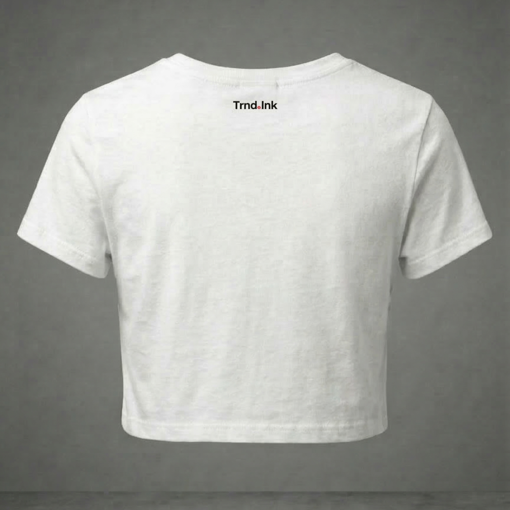 Camisa de poliester blanca para mujer con logo trend.ink vista trasera de la prenda.