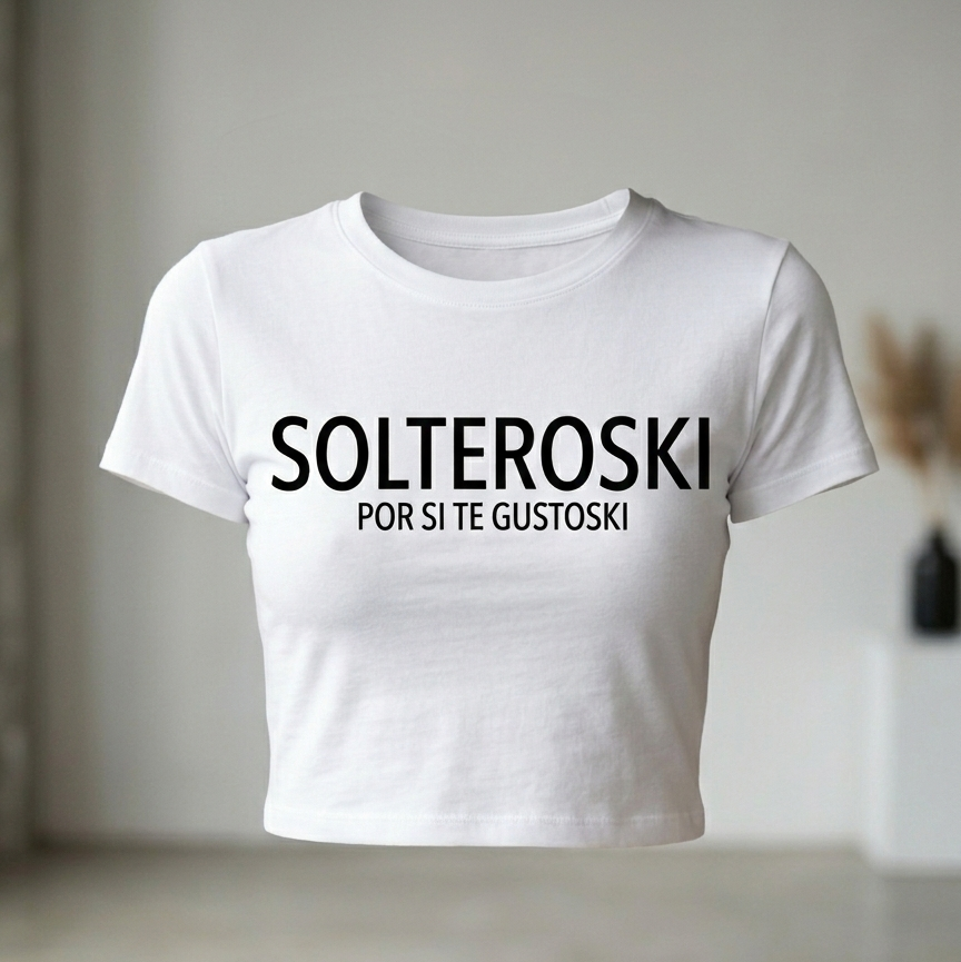 Camisa blanca para mujer en estilo crop top, con frase Solteroski, frase de humor, estampada por medio de sublimación camisa en poliéster de alta calidad.