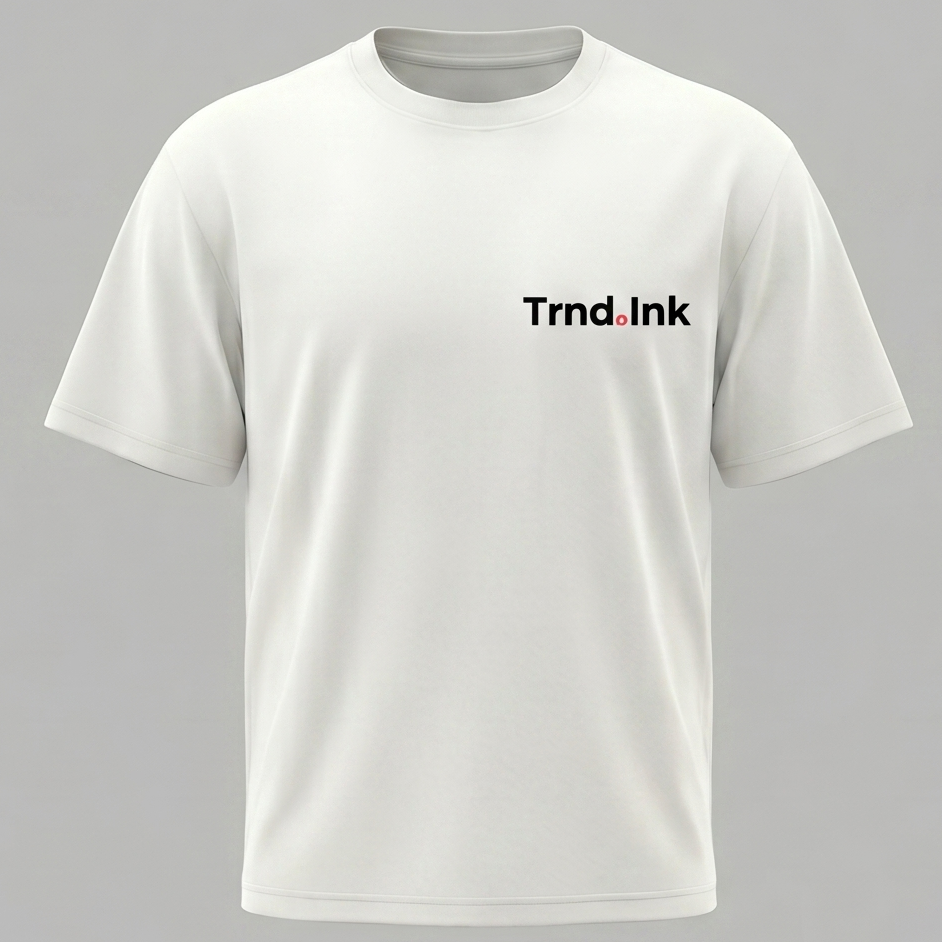 Vista frontal de camiseta blanca básica con logo de Trnd.Ink, diseño minimalista para uso diario