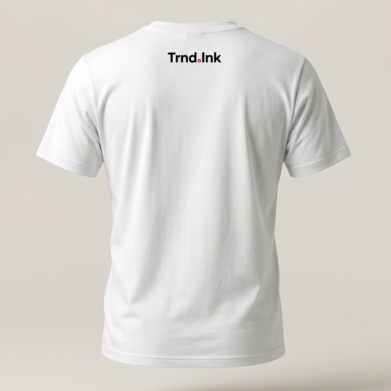 Vista trasera de una camiseta blanca de manga corta para hombre con el logo oficial de Trnd.Ink estampado en la parte superior central de la espalda, justo debajo del cuello, sobre un fondo neutro de color claro.