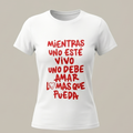 Camiseta blanca de manga corta con el mensaje estampado en letras rojas "Mientras uno esté vivo uno debe amar lo más que pueda".