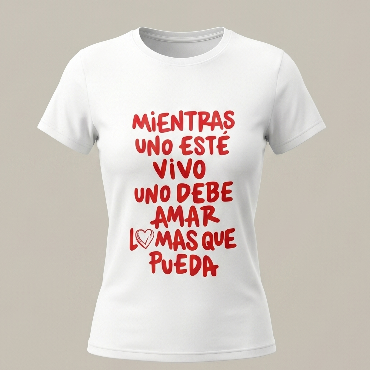 Camiseta blanca de manga corta con el mensaje estampado en letras rojas "Mientras uno esté vivo uno debe amar lo más que pueda".