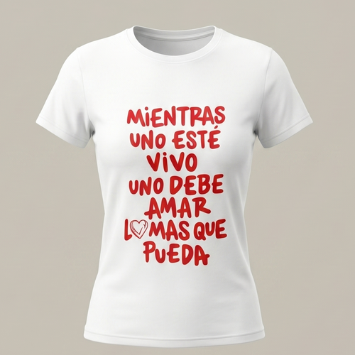 Camiseta blanca de manga corta con el mensaje estampado en letras rojas "Mientras uno esté vivo uno debe amar lo más que pueda".