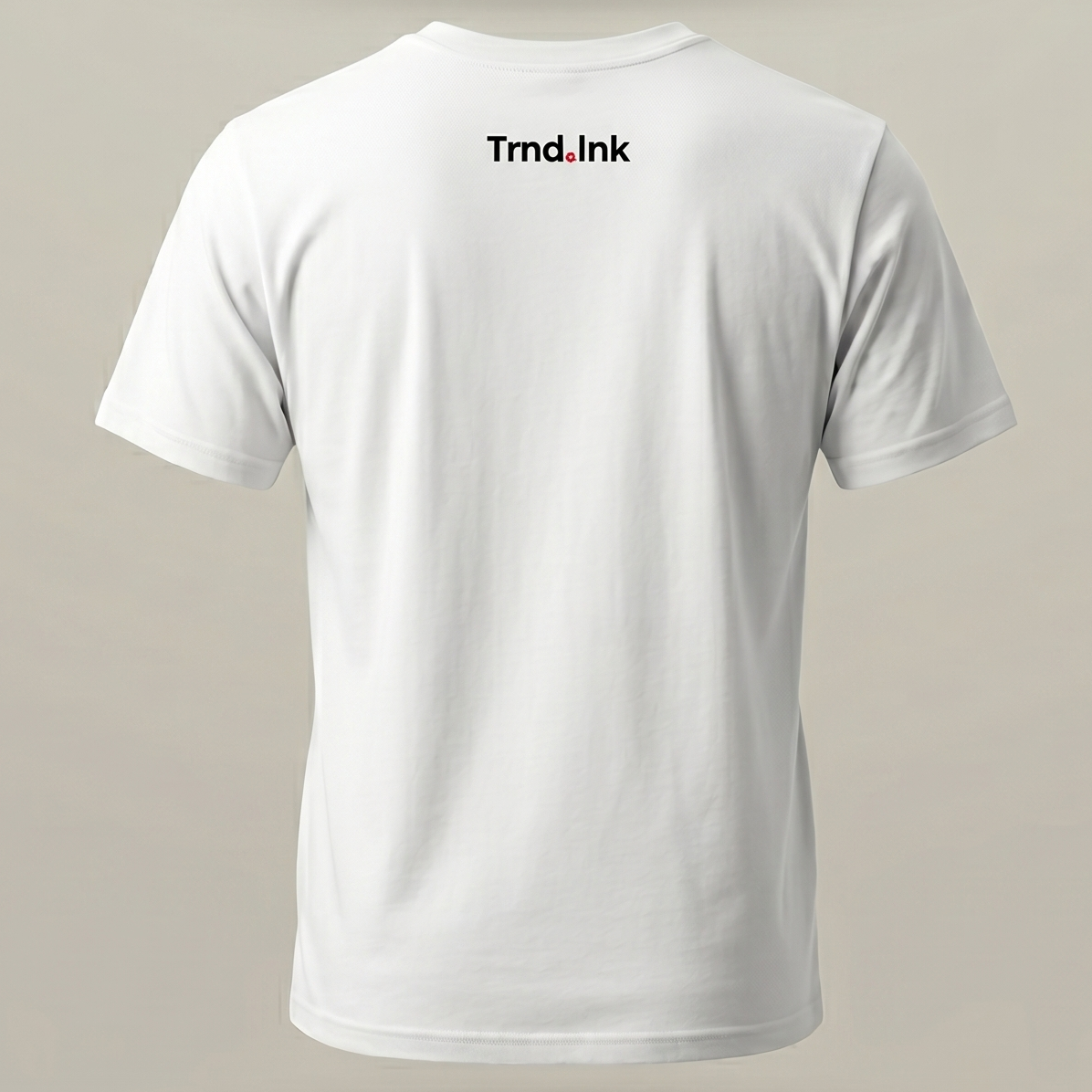 Vista posterior en primer plano de un joven de espaldas vistiendo una camiseta blanca con el logo de Trnd.Ink ubicado en la parte superior central de la espalda
