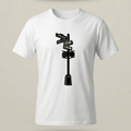 Camiseta blanca de hombre con estampado lineal minimalista de señales de tráfico urbanas en color negro, fondo de estudio minimalista color hueso.