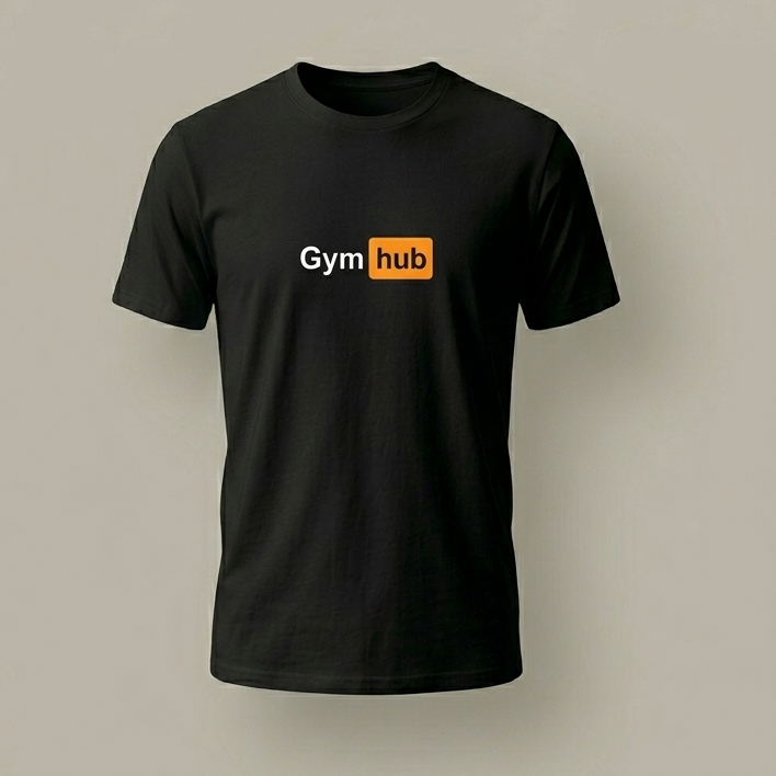 Vista frontal de una camiseta blanca con un diseño gráfico negro de estilo técnico e industrial que incluye coordenadas, códigos de barras y tipografías modernas de la marca trnd.ink.