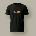 Vista frontal de una camiseta blanca con un diseño gráfico negro de estilo técnico e industrial que incluye coordenadas, códigos de barras y tipografías modernas de la marca trnd.ink.