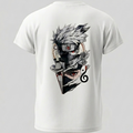 Vista frontal de una camiseta blanca con una ilustración artística de Kakashi Hatake de Naruto, diseño de anime minimalista en blanco y negro para streetwear de trnd.ink.