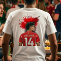 Hombre de espaldas en un bar deportivo junto a sus amigos, luciendo una camiseta blanca con diseño gráfico rojo de Luis Díaz 14 y el logo de Trnd.Ink en el frente