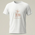 Camiseta blanca minimalista de Trnd.ink con estampado frontal de arte lineal terracota que muestra dos sillas bajo una palmera y la frase definitivamente si debi.