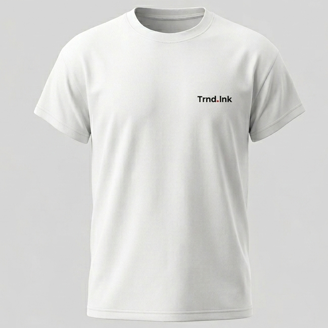Vista frontal de una camiseta blanca de algodón para hombre y mujer con el logo pequeño de Trnd.Ink en negro en el pecho, diseño de moda urbana minimalista y esencial