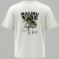 Vista posterior de camiseta blanca con estampado gráfico de palmeras y el texto Malibu Vibe California, con el logo de Trnd.Ink ubicado en la parte frontal de la prenda