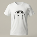 Maqueta de una camiseta blanca de manga corta con un estampado central grande en color negro. El diseño presenta a un personaje minimalista estilo Flork usando gafas de sol y haciendo el signo de la paz con ambas manos sobre un fondo neutro.
