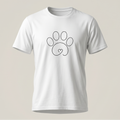Camiseta blanca de manga corta para hombre o unisex, con un estampado central en color negro que representa la silueta de una huella de perro en estilo lineal (one line art) con un pequeño corazón integrado en la base, sobre un fondo neutro claro.