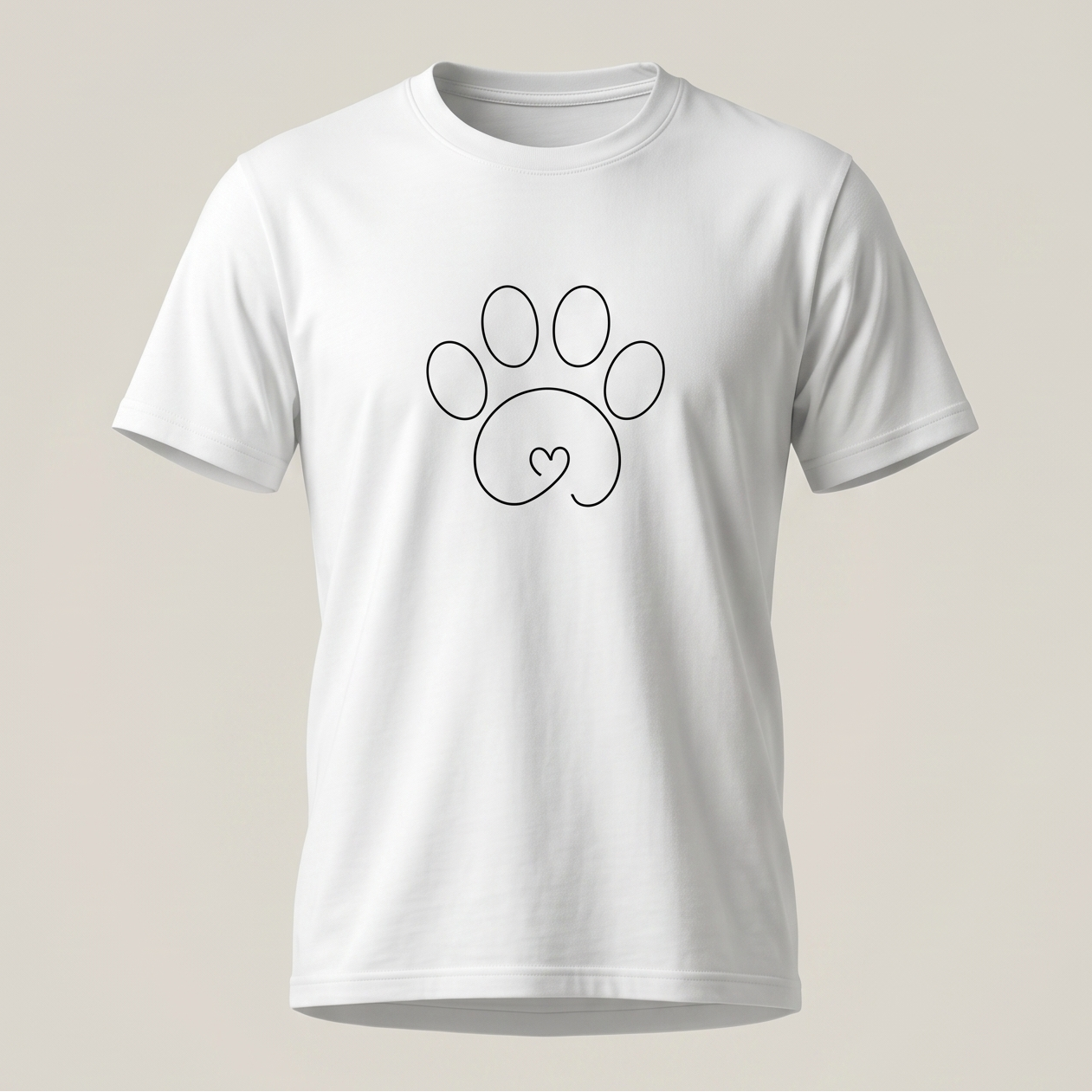 Camiseta blanca de manga corta para hombre o unisex, con un estampado central en color negro que representa la silueta de una huella de perro en estilo lineal (one line art) con un pequeño corazón integrado en la base, sobre un fondo neutro claro.