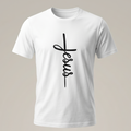 Maqueta de una camiseta blanca de manga corta con un estampado central en color negro. El diseño muestra la palabra "Jesus" escrita en una elegante caligrafía cursiva dispuesta verticalmente para formar la silueta de una cruz cristiana sobre un fondo neutro.