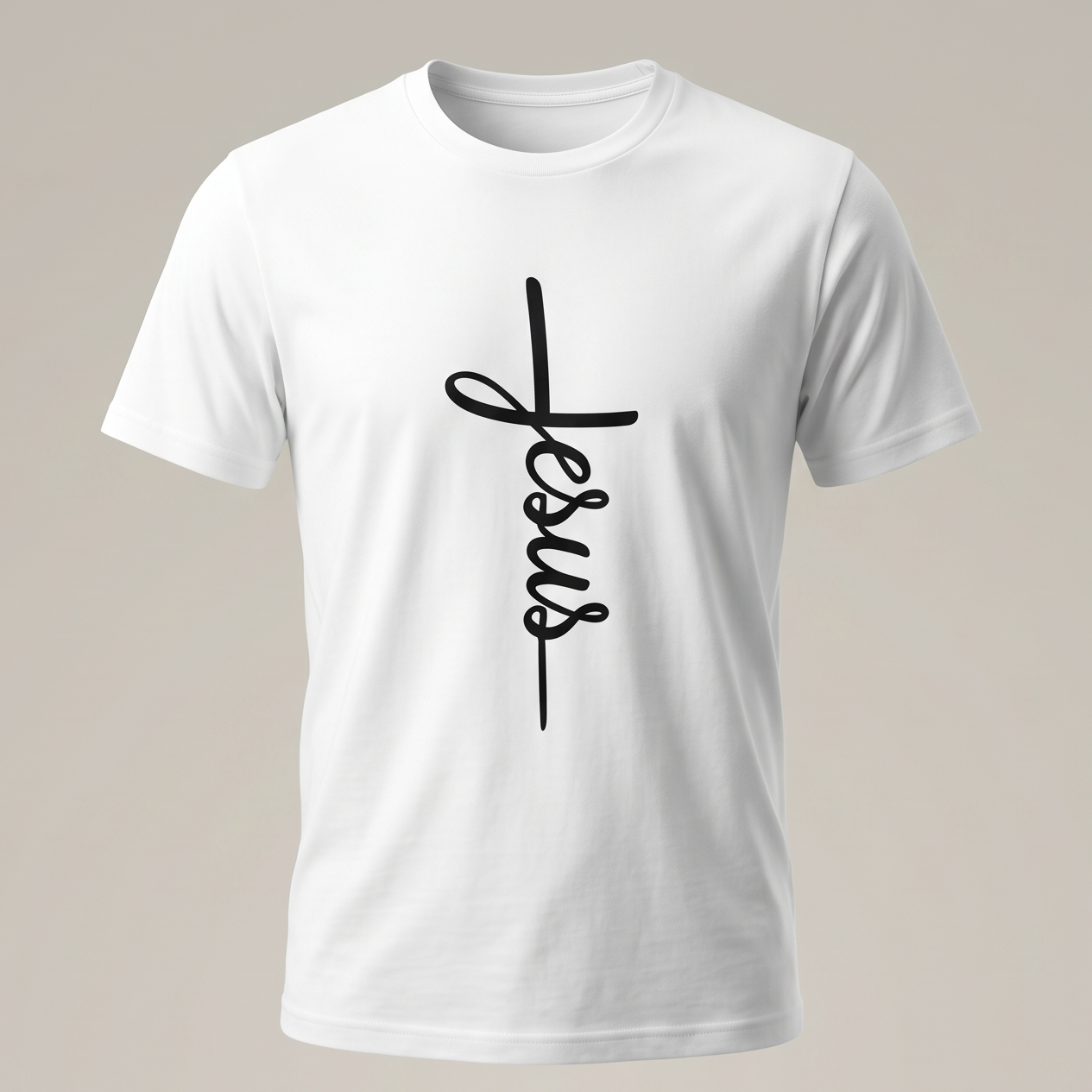 Maqueta de una camiseta blanca de manga corta con un estampado central en color negro. El diseño muestra la palabra "Jesus" escrita en una elegante caligrafía cursiva dispuesta verticalmente para formar la silueta de una cruz cristiana sobre un fondo neutro.