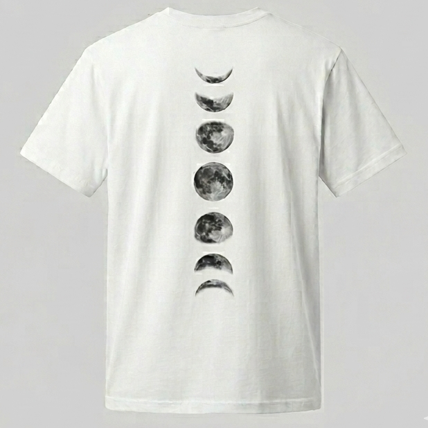 Camiseta blanca trnd.ink con diseño vertical de las fases lunares en blanco y negro sobre la espalda, estilo minimalista y urbano.