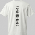 Camiseta blanca trnd.ink con diseño vertical de las fases lunares en blanco y negro sobre la espalda, estilo minimalista y urbano.
