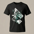 Hombre de frente en un ambiente urbano usando la camiseta blanca de trnd.ink con diseño de coordenadas geográficas y estilo industrial, moda streetwear minimalista.