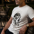 Primer plano de un hombre sentado en un banco de parque nocturno usando una camiseta blanca con la ilustración de John Wick, estilo urbano y sofisticado.