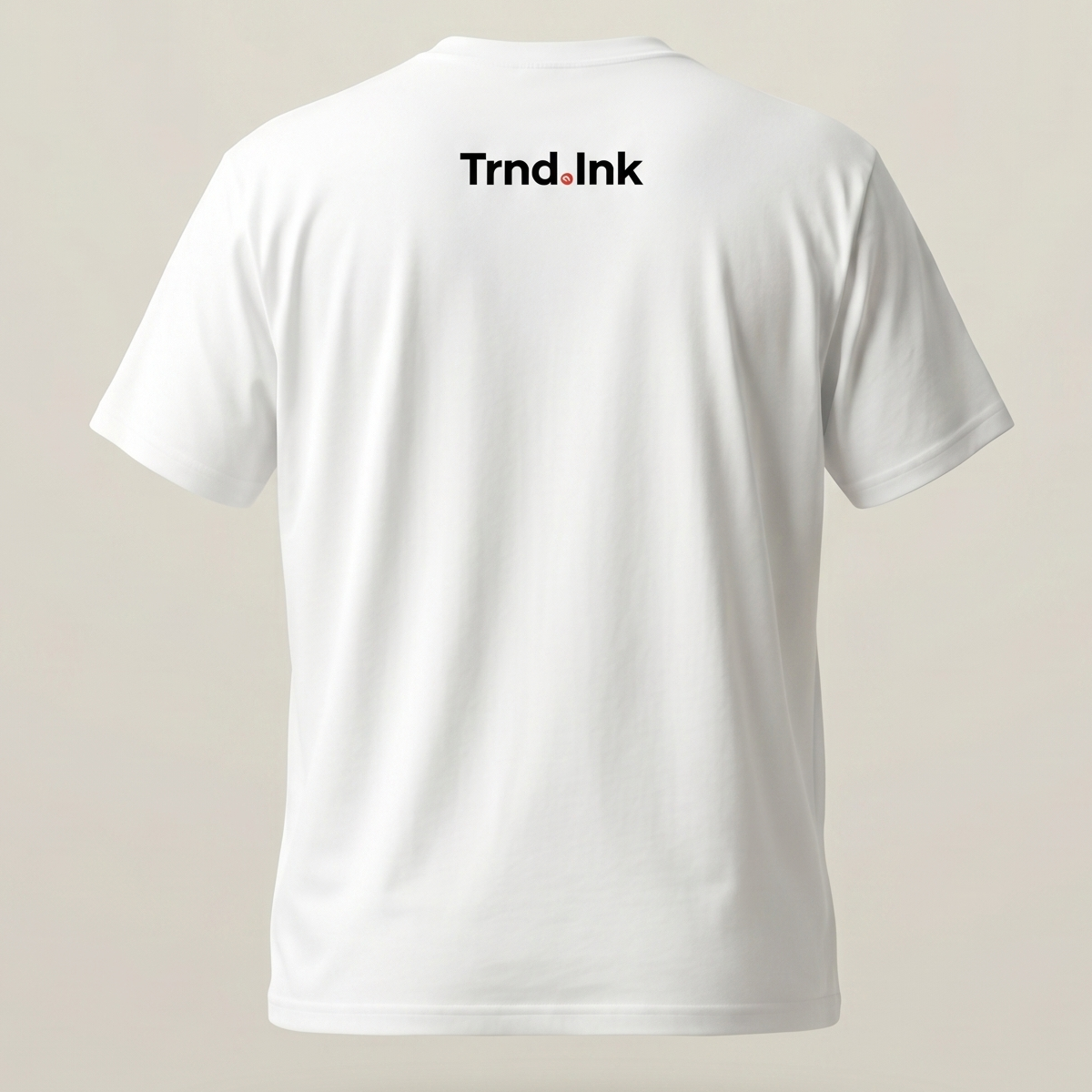 Vista trasera de una camiseta blanca de hombre con el logo de Trnd.Ink estampado en negro y rojo bajo el cuello, fondo minimalista color hueso.