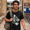 Hombre de espaldas en un ambiente urbano luciendo una camiseta negra  de trnd.ink con el logo pequeño de la marca centrado en la parte posterior superior, diseño de moda urbano