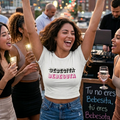 Mujer feliz usando camiseta crop top blanca "Bebesita Bebesota" en una fiesta urbana al atardecer, estilo lifestyle Trnd.ink.