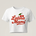 Camiseta crop top blanca para mujer con el texto 'Latina Mami' en letras rojas cursivas y gráfico de dos cerezas, estilo retro coquette