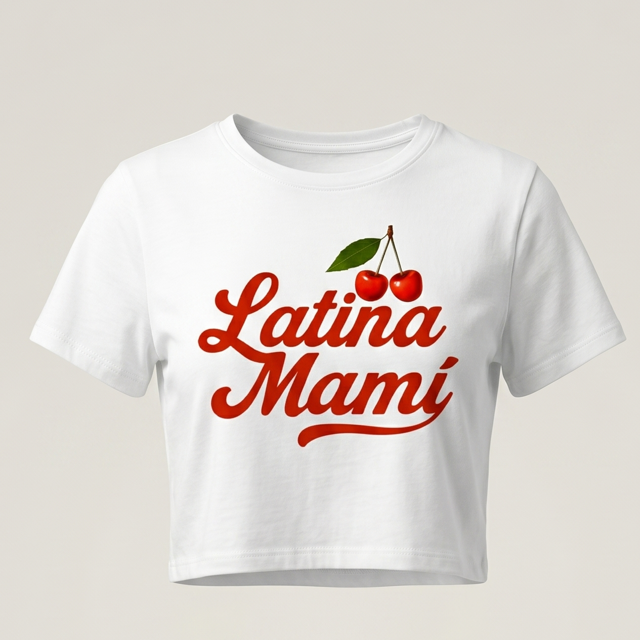 Camiseta crop top blanca para mujer con el texto 'Latina Mami' en letras rojas cursivas y gráfico de dos cerezas, estilo retro coquette