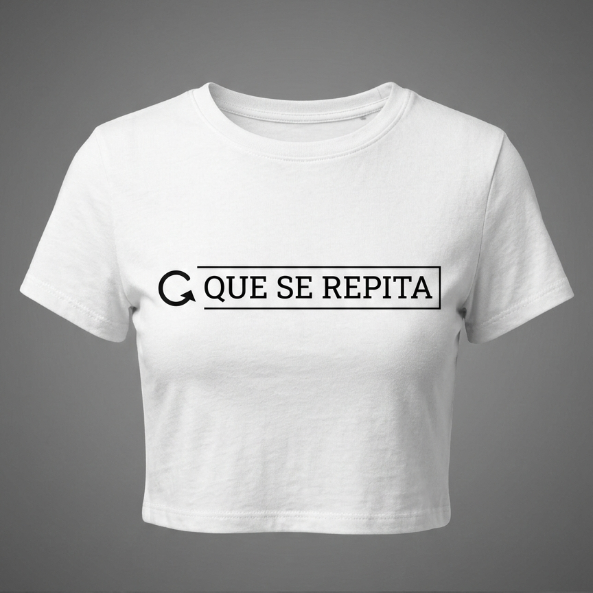Camiseta tipo crop top de color blanco para mujer con estampado frontal minimalista en color negro que incluye un símbolo de flecha circular de repetición y el texto 'QUE SE REPITA' dentro de un recuadro lineal sobre fondo gris