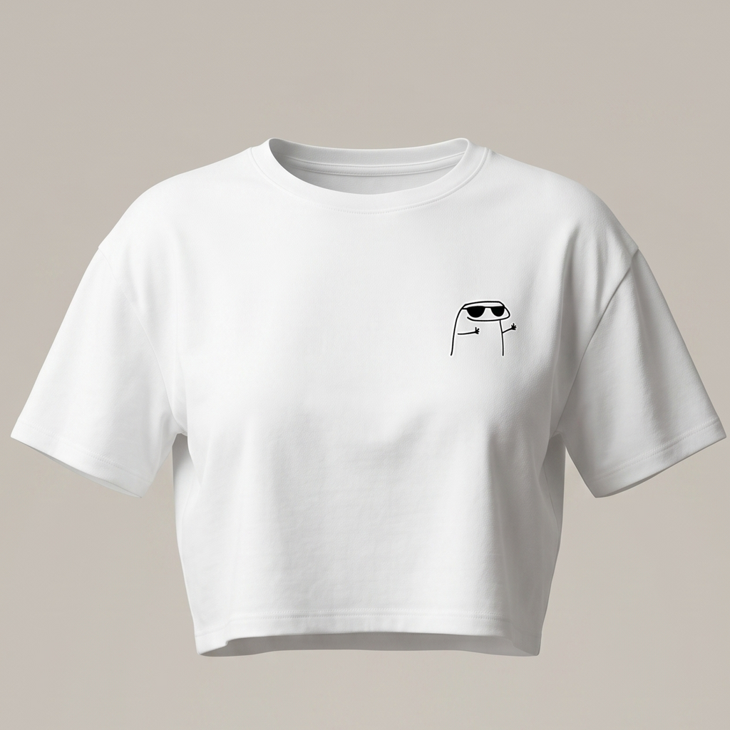 Maqueta de una camiseta blanca tipo crop top de manga corta con un estampado minimalista en color negro de un personaje con gafas de sol en la parte lateral del pecho, sobre un fondo neutro.
