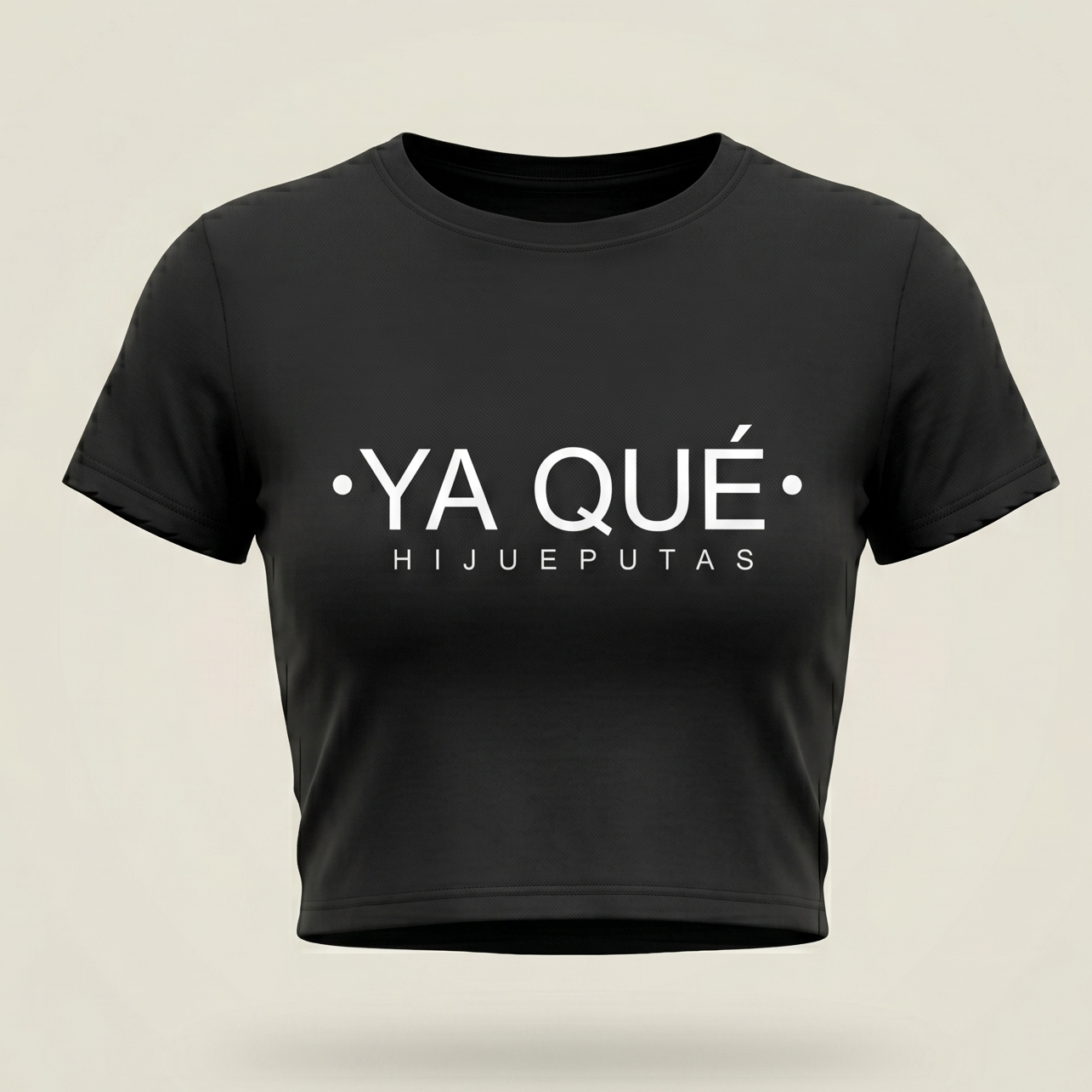 Camiseta negra tipo crop top para mujer con estampado minimalista en blanco de la frase colombiana 'Ya Qué Hijueputas' estilo streetwear.