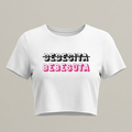 Camiseta crop top blanca para mujer con estampado tipográfico "Bebesita Bebesota" en rosa y negro, diseño exclusivo de marca Trnd.ink.
