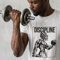 : Hombre entrenando bíceps con mancuerna usando camiseta blanca de trnd.ink con diseño anime de disciplina y guerrero manga.