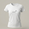 "Camiseta blanca para mujer con diseño minimalista 'art' en letra cursiva, estilo urbano de alta calidad marca trnd.ink."