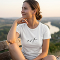 "Camiseta blanca de mujer con diseño artístico minimalista tipo script de la marca trnd.ink"