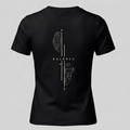 Camiseta negra con diseño artístico minimalista de cerebro y corazón conectados, titulada "Balance", estilo urbano Trnd.ink.