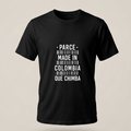 Camiseta negra para hombre y mujer con diseño frontal de código de barras y texto 'Parce Made in Colombia Que Chimba' en blanco, estilo streetwear minimalista.