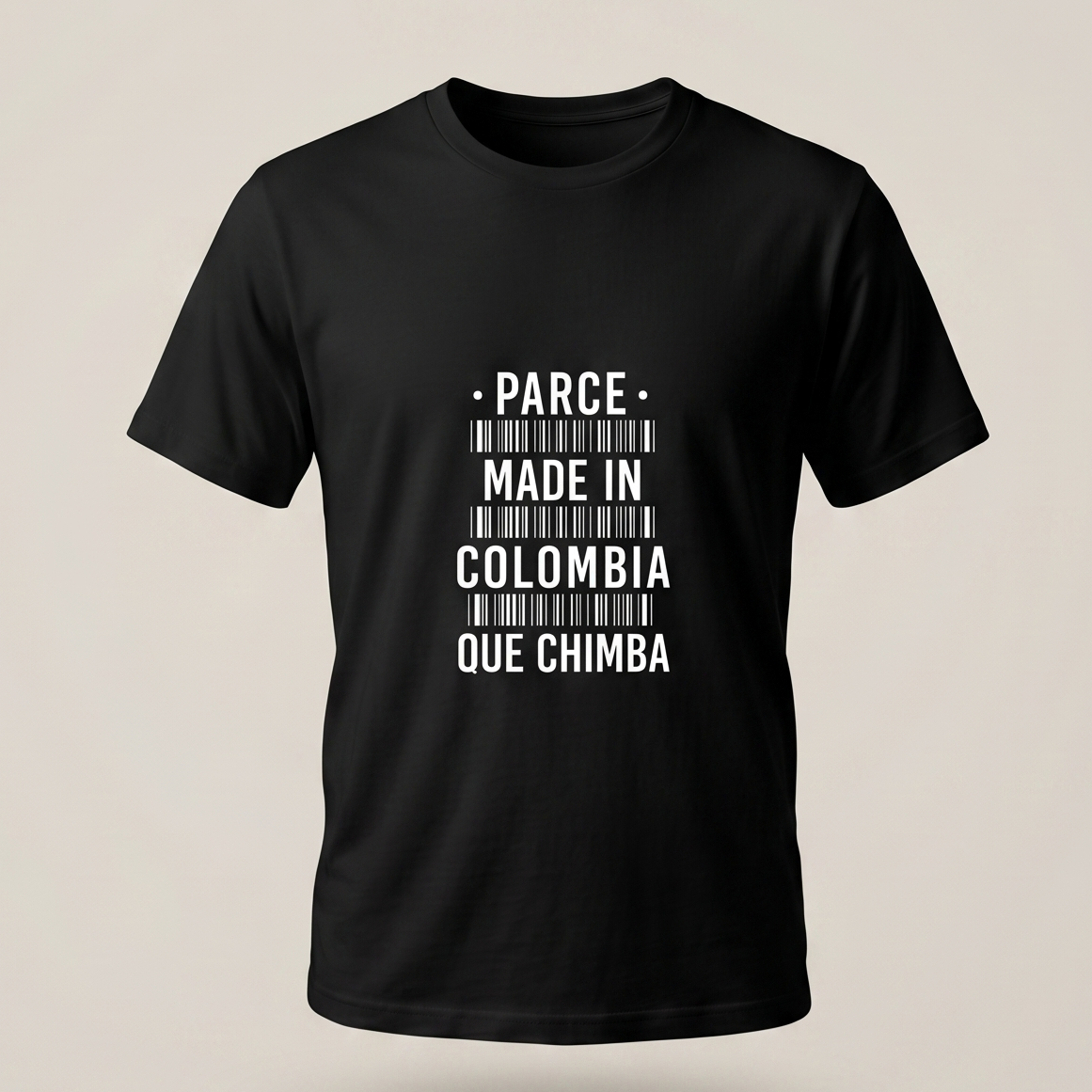 Camiseta negra para hombre y mujer con diseño frontal de código de barras y texto 'Parce Made in Colombia Que Chimba' en blanco, estilo streetwear minimalista.