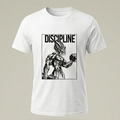 : Camiseta blanca para hombre con estampado de anime estilo manga y palabra Discipline, ideal para entrenamiento de pesas y moda fitness streetwear.