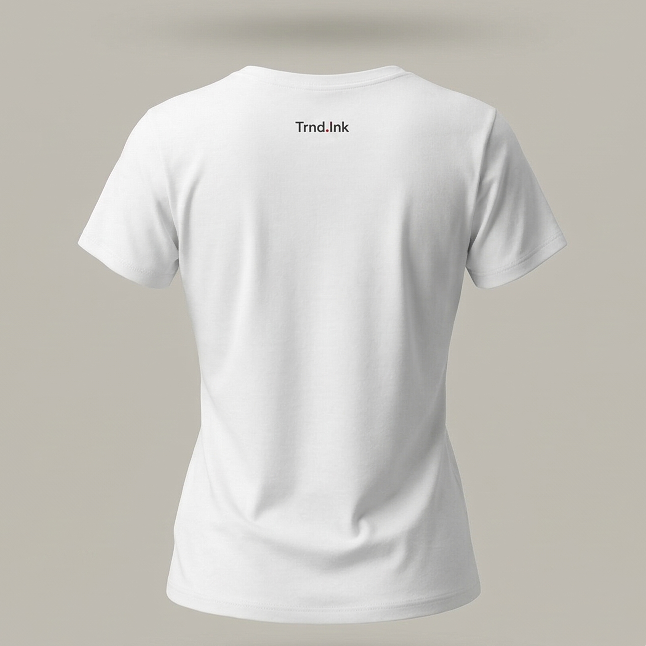 Vista trasera de camiseta blanca de poliéster para mujer, con el logo sutil de Trnd.Ink impreso por sublimación en la espalda.