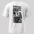 Vista posterior de una camiseta blanca de manga corta con un gráfico central de estilo espartano. El diseño muestra un casco de guerrero griego en escala de grises sobre un fondo rectangular.