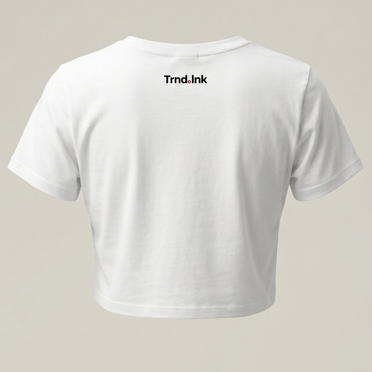 Vista posterior de crop top blanco de Trnd.ink con logo pequeño negro centrado en la parte superior, diseño de moda urbana minimalista.
