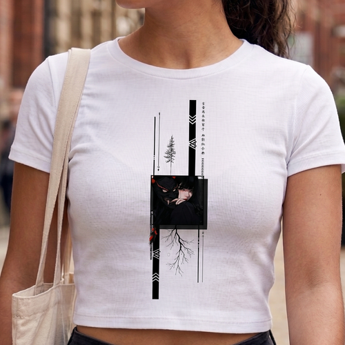 Mujer en la calle usando un crop top blanco con diseño gráfico vertical estilo anime y llevando una bolsa de tela, moda urbana y aesthetic.