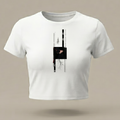 Crop top blanco para mujer con diseño gráfico vertical minimalista en el centro, estilo streetwear moderno y entallado.