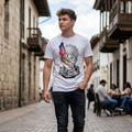 Camisa de poliester blanca sublimada con el rostro de Yuji Itadori 