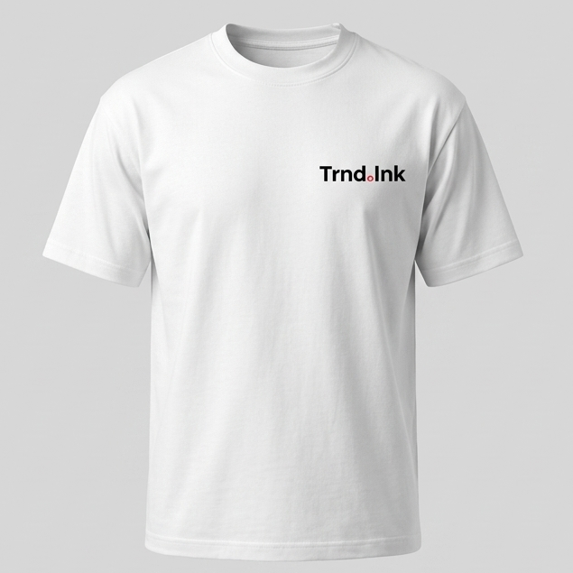 Vista frontal de una camiseta de manga corta que destaca por su estética limpia, mostrando únicamente el logotipo oficial de Trnd.Ink centrado en el pecho sin ninguna variación tipográfica.