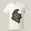 Una camiseta blanca con un diseño impreso en la parte delantera que muestra el mapa de Colombia en color marrón oscuro, relleno con varias palabras y frases de la jerga colombiana en diferentes fuentes y tamaños. El fondo es de color marrón claro.