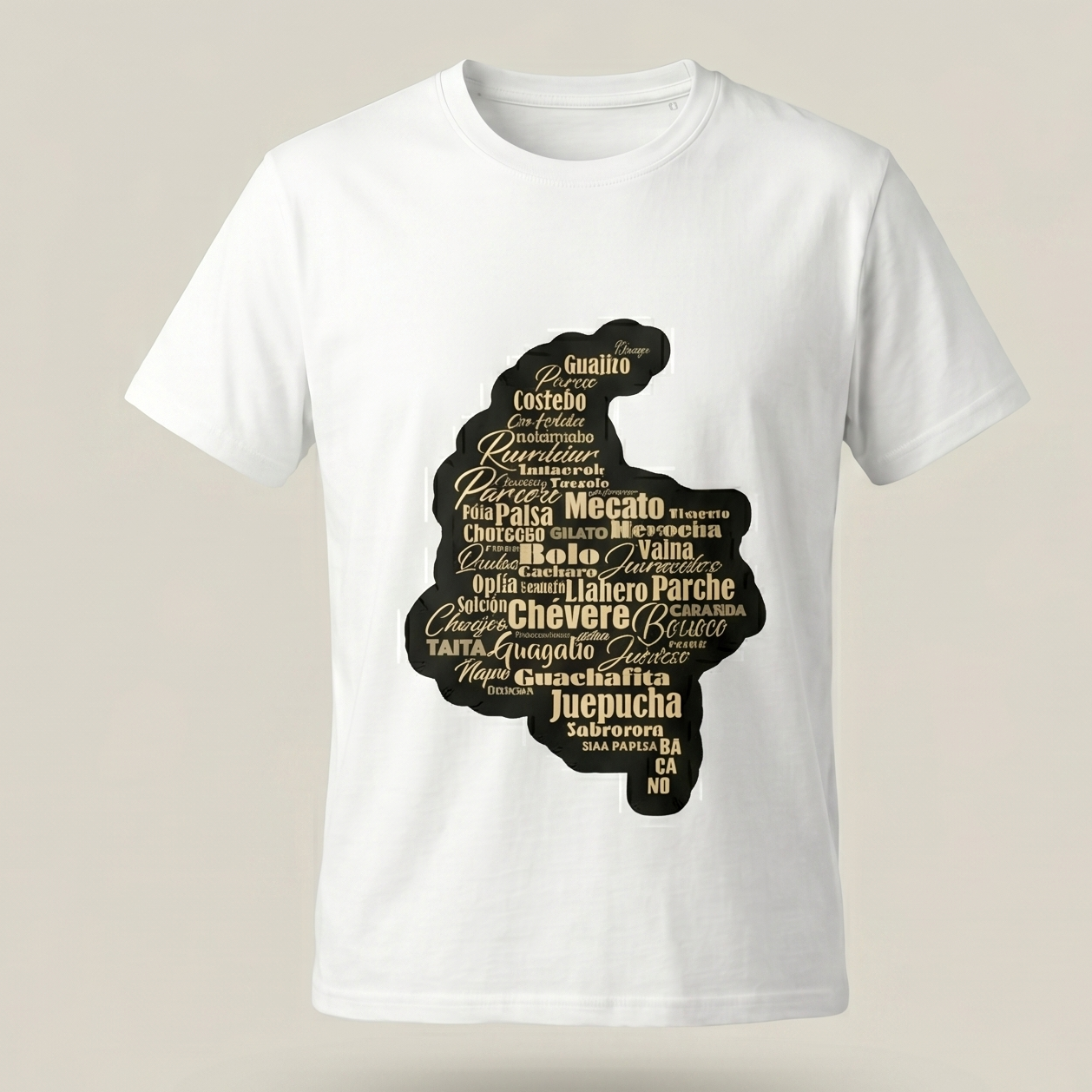 Una camiseta blanca con un diseño impreso en la parte delantera que muestra el mapa de Colombia en color marrón oscuro, relleno con varias palabras y frases de la jerga colombiana en diferentes fuentes y tamaños. El fondo es de color marrón claro.